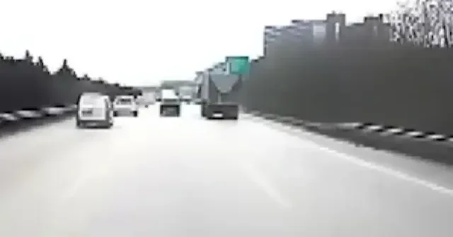 Bursa’da facianın eşiğinden dönüldü: Sürücünün önce bariyerlerden sonra TIR’dan kurtulduğu anlar kamerada VİDEO İZLE