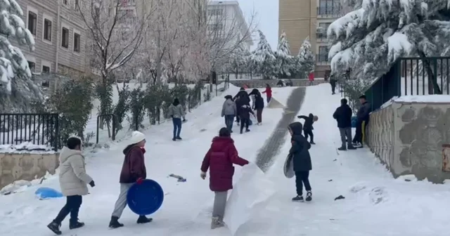Gaziantep te çocuklar tepsi, poşet ve leğenlerle kaydı Gaziantep Haberleri