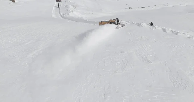 Aydınlar da kar hayatı felç etti: Valilikten kar savurma makinesi desteği Bitlis Haberleri
