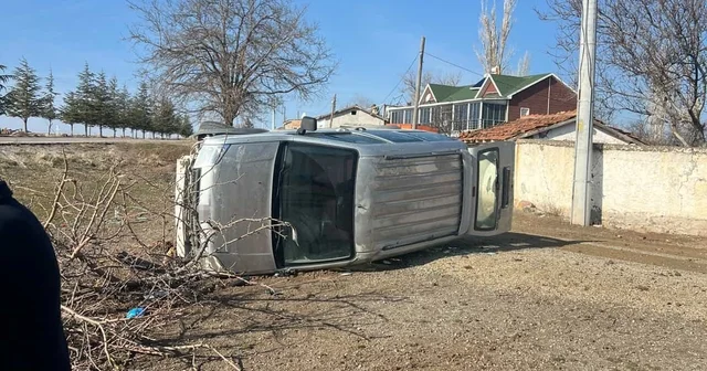 Kulu da kontrolden çıkan kamyonet devrildi Konya Haberleri