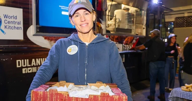 Üç çocuğunu tek başına büyüttü, çalışıp parasını da kazandı… Ona ‘altın kalpli’ diyorlar… Elindekini ihtiyacı olana dağıtıyor