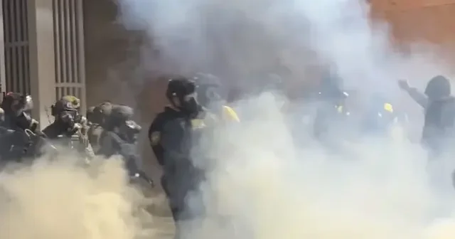 ABD de ICE öfkesi dinmiyor: Protestocular bu kez Portland da ICE binasına baskın düzenledi VİDEO İZLE