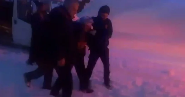 60 yaşındaki hasta 5 saat süren çalışmanın ardından hastaneye ulaştırıldı Siirt Haberleri