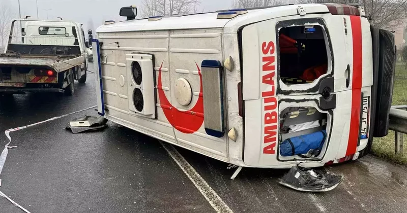 Düzce’de ambulans devrildi: 2 yaralı