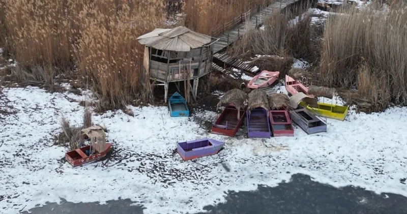 Sultan Sazlığı buz tuttu! Gezi tekneleri mahsur kaldı