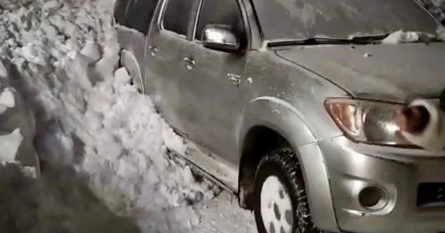 Çatak ta düşen çığda park halindeki araç kar altında kaldı Van Haberleri