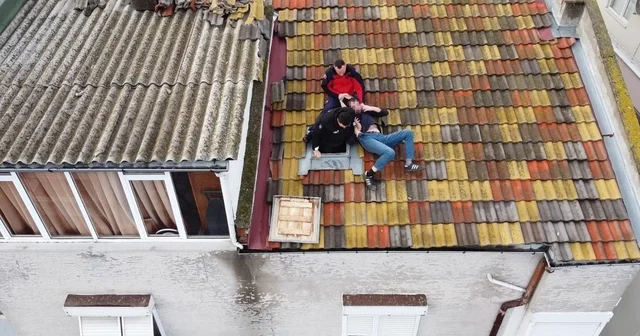 Balıkesir de çatıya çıkan adamı polis ve itfaiye ekipleri indirdi Balıkesir Haberleri