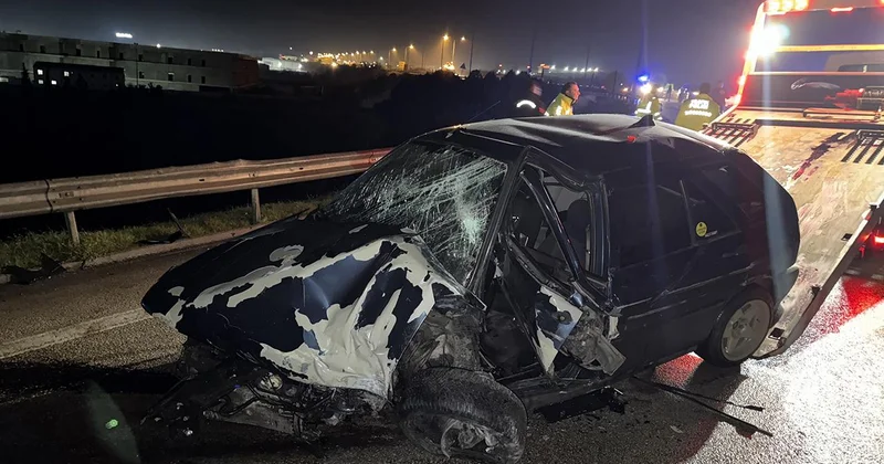 Bariyerlere saplanan otomobil hurdaya döndü