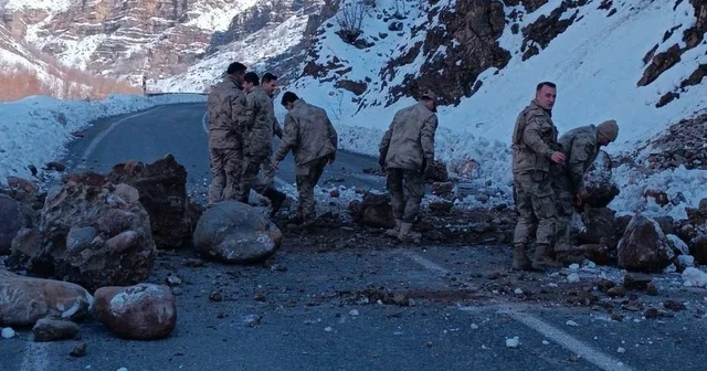 Kara yoluna düşen kaya parçaları askerler tarafından temizlendi Hakkari Haberleri