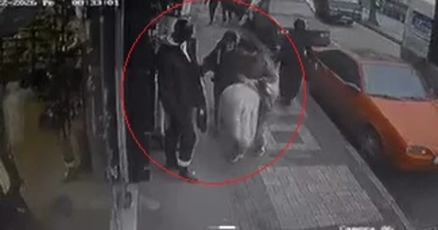 Mağaza önündeki kıyafetleri çaldılar; o anlar kamerada Bursa Haberleri