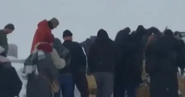 Kapalı köy yolu cenaze için açıldı: 5 saatlik mücadelenin ardından defnedildi VİDEO İZLE