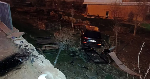 Otomobil, kafenin bahçesine uçtu Karaman Haberleri