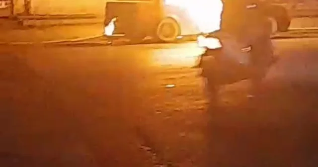 Park halindeki otomobil yandı, sahibi tarafından yakıldığı öne sürüldü Kocaeli Haberleri