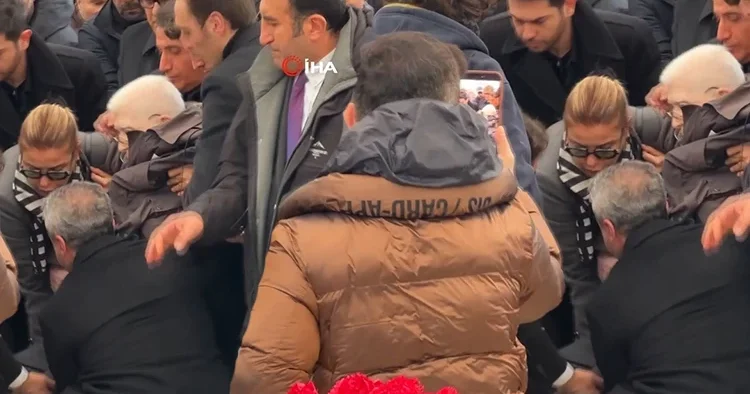 İzzet Günay sevenlerini korkuttu! Cenaze töreninde bir anda yere yığıldı