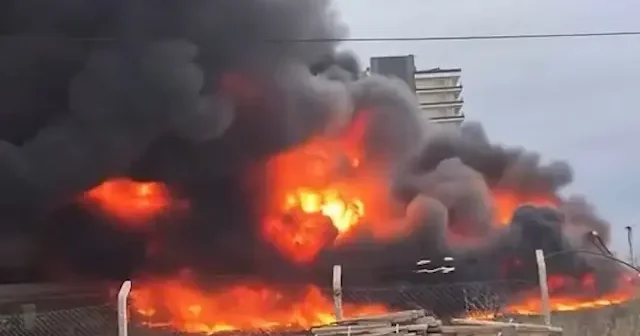 Büyükçekmece de fabrikada yangın: Müdahale devam ediyor VİDEO İZLE