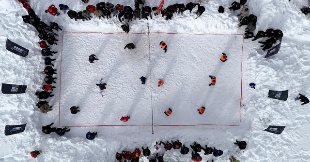 Gümüşhane de 33. Kar Voleybolu Şenliği Ahmet Çalık anısına düzenlendi 2 bin 100 metre rakımdaki Yenice köyünde kar üstünde 33 yıllık coşku Milli futbolcu Ahmet Çalık memleketinde unutulmadı Gümüşhane Haberleri