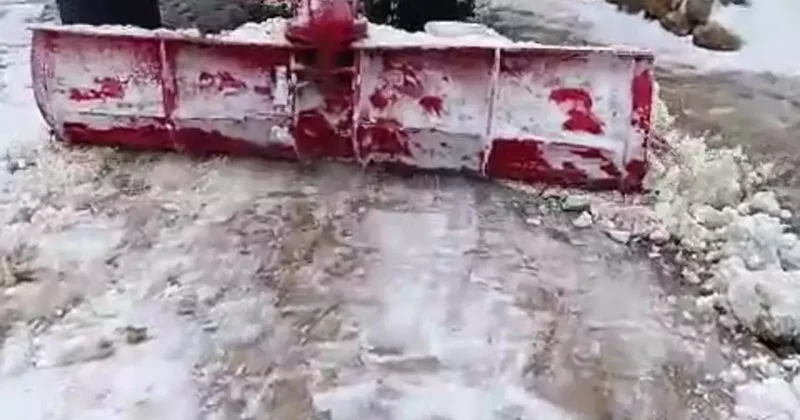 Batman’da muhtar, yolun kapanmaması için traktörle kar birikintilerini temizledi