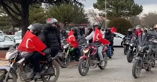Çorum da motosikletlilerden Türk bayrağı konvoyu VİDEO İZLE
