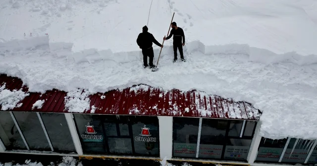 Vatandaşlar zarar görmesin diye çatılarda temizlik mesaisi başladı Bitlis Haberleri