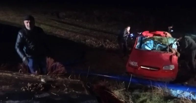 Beypazarı nda araç şarampole uçtu: Biri çocuk 3 yaralı