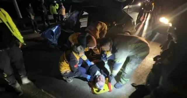 Bursa da sabah saatlerinde korkunç kaza: Bariyerlere çarpan araçta 2 kişi ağır yaralandı Bursa Haberleri