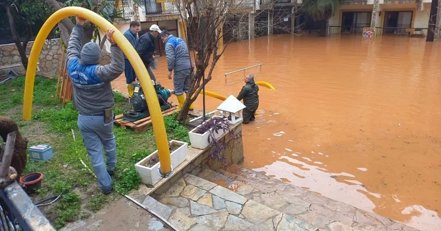Kemer de sağanak sonrası temizlik çalışmaları devam ediyor Antalya Haberleri