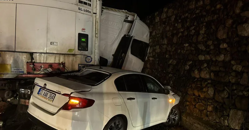 Burdur da tır ve 2 otomobilin karıştığı kazada 1 kişi öldü, 7 kişi yaralandı