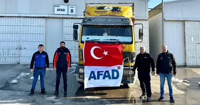 Türkiye den Suriye ye insani yardım: Ayn el Arab a 11 tır gönderildi VİDEO İZLE