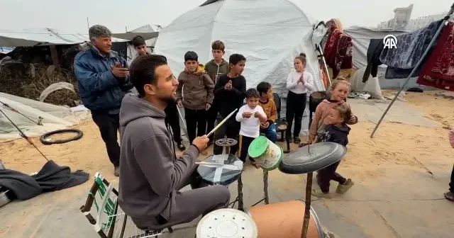 Filistinli genç yokluk içinde yaptığı baterisiyle Gazze halkına moral veriyor VİDEO İZLE