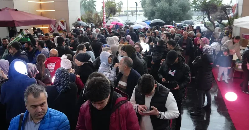 Antalya da teknoloji indirimi izdihama yol açtı: 10 saat yağmur altında beklediler