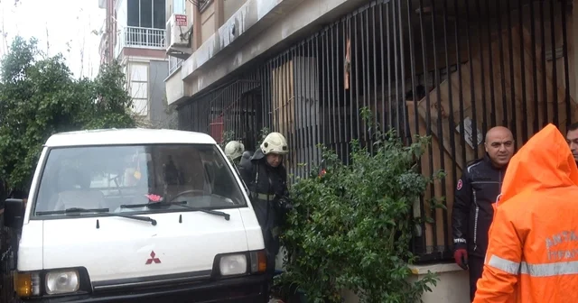 Yaşlı adamı komşuları evden çıkardı, yangın ucuz atlatıldı Antalya Haberleri