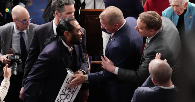 Trump ın Kongre konuşmasında arbede çıktı: Güvenlik müdahale etti, apar topar çıkardılar Sözcü Gazetesi