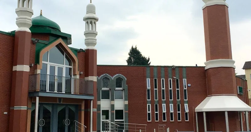 Teravihte güvenlik alarmı! Çantadan balta ve çekiç çıktı