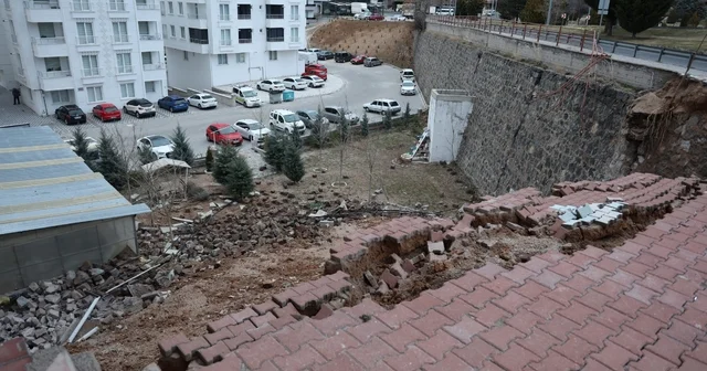 Nevşehir de 15 metre yüksekliğindeki istinat duvarı çöktü Nevşehir Haberleri