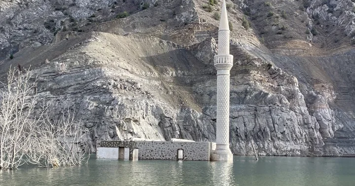 Yusufeli Barajı nda sular çekilince köy gün yüzüne çıktı! Etraftaki bu hal duygusallaştırıyor