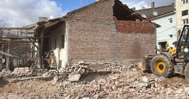 Yol genişletme çalışması sırasında evin bahçe duvarı yıkıldı Eskişehir Haberleri