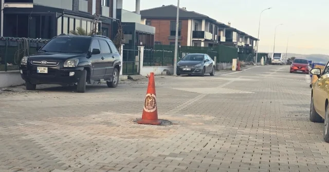 Vatandaşların rögar kapağı imtihanı Sokağa kanalizasyon şebekesi döşediler, ancak rögar kapağı koymayı unuttular Bilecik Haberleri