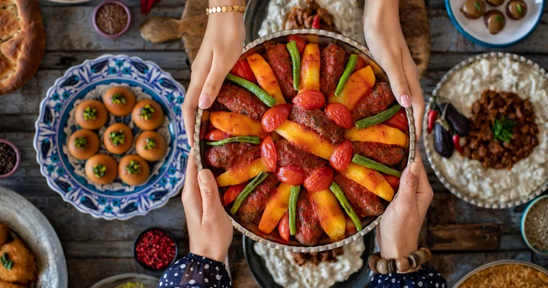 Bugün iftarda ne var? Ramazanın yedinci gününe özel menü: Sofraların yıldızı fırında İzmir köfte ve muhallebili kadayıf!