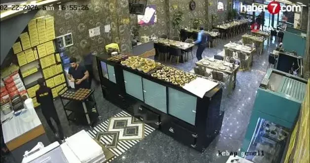 İftara saatler kala kebapçının tavanı çöktü, personel son anda kurtuldu