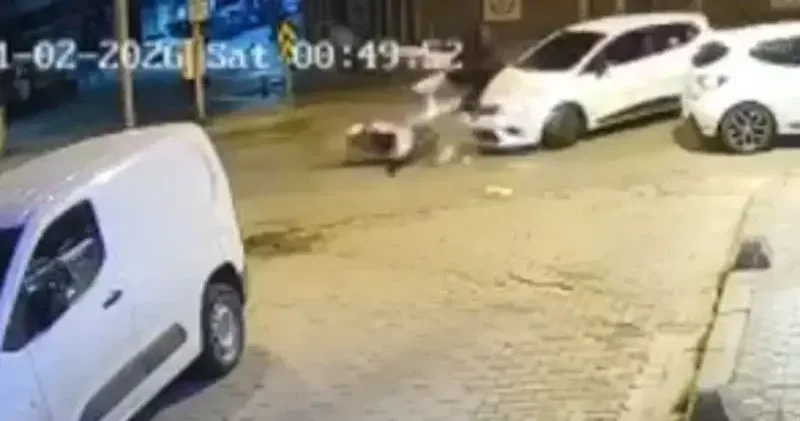 Zeytinburnu nda motosikletlinin yaralandığı kaza kamerada