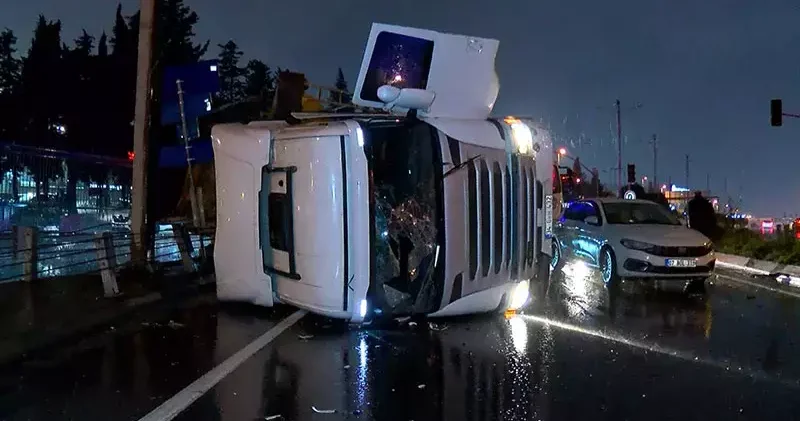 Bakırköy de devrilen hafriyat kamyonunun şoförüne yardım etmek isteyen sürücüye otomobil çarptı