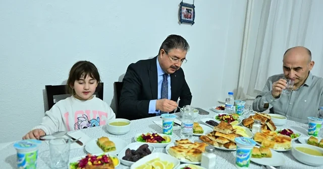 Vali Yılmaz, iftarda vatandaşın evine konuk oldu Eskişehir Haberleri