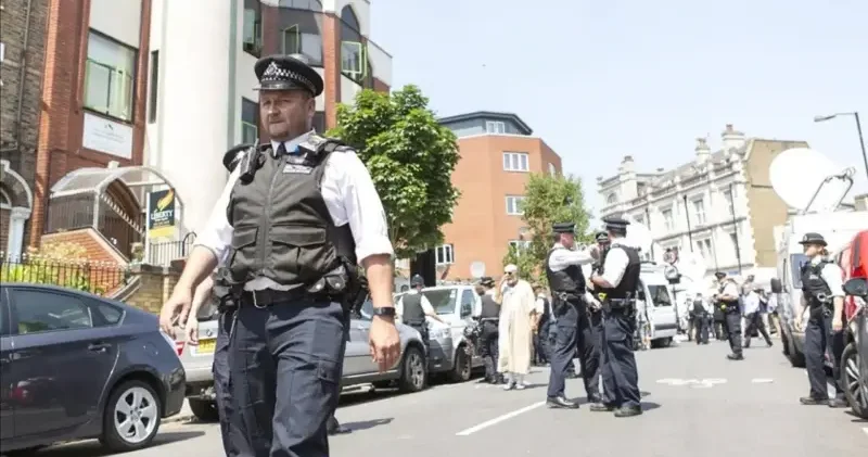İngiltere de teravih namazına balta ve bıçakla giren 2 kişiden 1 i yakalandı Dünya Haberleri