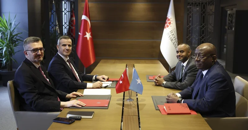 İletişim Başkanı Duran, Somalili bakanlarla bir araya geldi