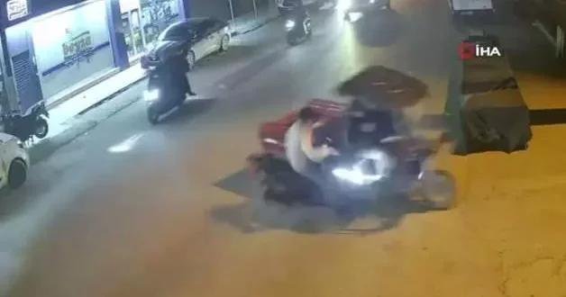 Adana da motosikletin karıştığı kaza anı yürekleri ağza getirdi