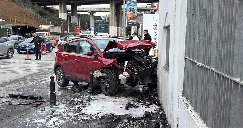 Kağıthane’de çarpmamak için manevra yaptı, okul duvarına girdi: 2 yaralı