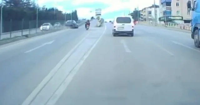 Motosiklete çarpmamak için direksiyonu kırdı, otomobil refüje çarptı Karabük Haberleri