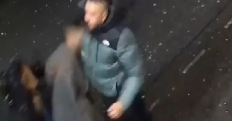 Yolda yürüyen kadına durup dururken yumruk attı