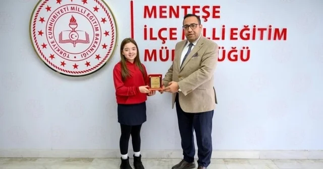 Muğlalı Azra, İstiklal Marşı nı Güzel Okuma Yarışması nda Türkiye birincisi oldu Muğla Haberleri