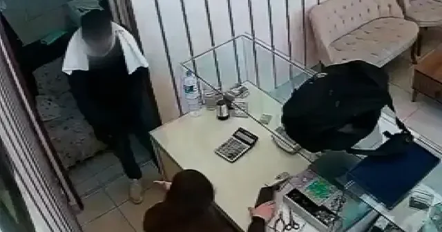 Hırsız soymaya çalıştığı kuyumcunun çığlığından korkarak kaçtı VİDEO İZLE